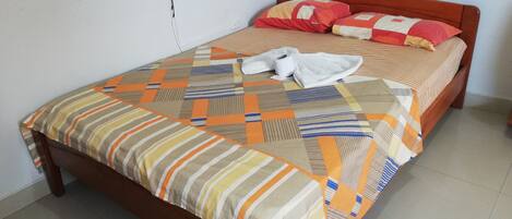 Habitación Matrimonial (01 cama de dos plazas) | WiFi (無料)、ベッドシーツ