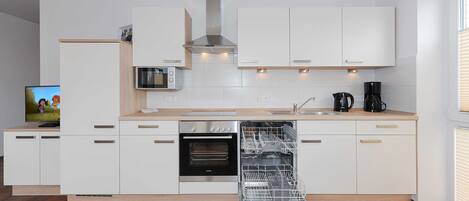 Réfrigérateur, four à micro-ondes, un four, lave-vaisselle