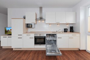 Kühlschrank, Mikrowelle, Ofen, Geschirrspüler