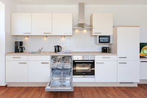 KĂŒhlschrank, Mikrowelle, Ofen, GeschirrspĂŒler