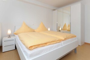 2 bedrooms, travel crib, WiFi
