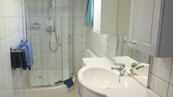 Een haardroger, handdoeken