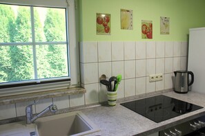 Kühlschrank, Mikrowelle, Geschirrspüler, Hochstuhl