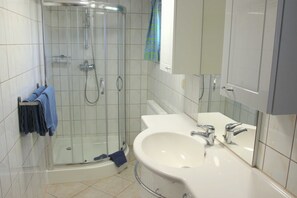 Dusche, Haartrockner, Handtücher