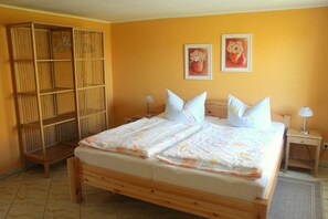 2 bedrooms, travel cot, WiFi, bed sheets