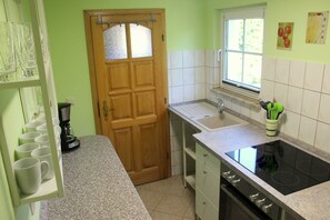 Refrigerador, microondas, lavavajillas y periquera 