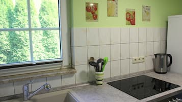 Een koelkast, een magnetron, een vaatwasser, een kinderstoel