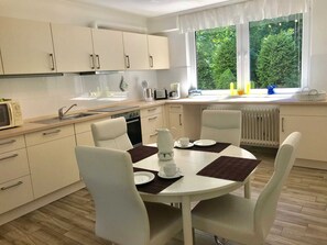 Réfrigérateur, micro-ondes, four, lave-vaisselle