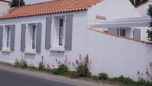 Exterior detail - Charming 2-Bed Beach House, 600m from Shops, with Courtyard and Terrace (Noirmoutier-en-l'Île)