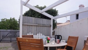 Outdoor dining - Charming 2-Bed Beach House, 600m from Shops, with Courtyard and Terrace (Noirmoutier-en-l'Île)