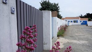 Property grounds - Charming 2-Bed Beach House, 600m from Shops, with Courtyard and Terrace (Noirmoutier-en-l'Île)