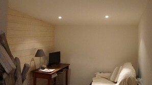 Room - Charming 2-Bed Beach House, 600m from Shops, with Courtyard and Terrace (Noirmoutier-en-l'Île)