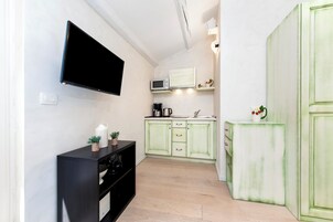 Estúdio conforto, sacada | Cozinha privada | Geladeira, cooktop, máquina de café expresso, cafeteira/chaleira