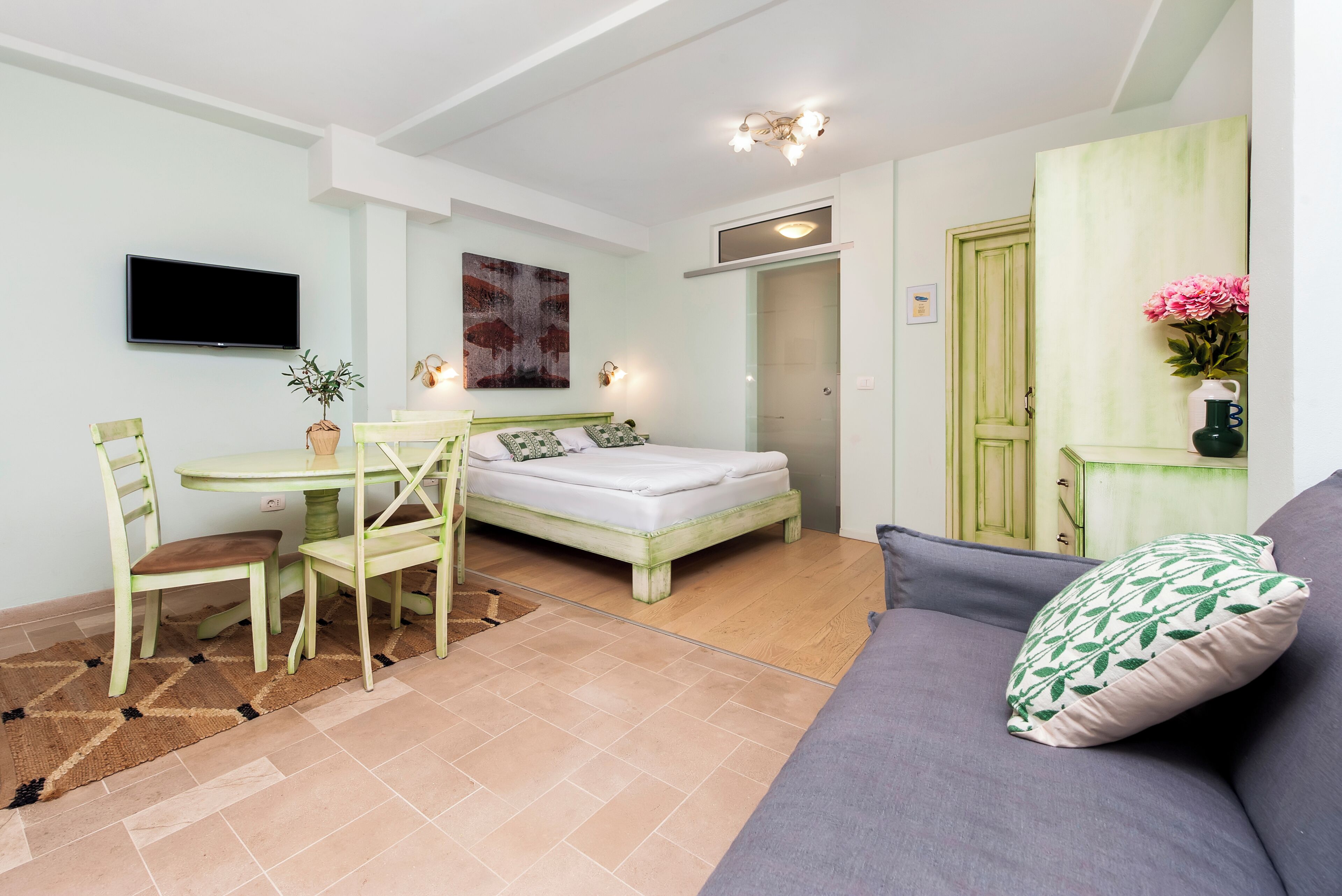 Deluxe-Studio, 1 Queen-Bett und Schlafsofa | Zimmersafe, individuell dekoriert, individuell eingerichtet