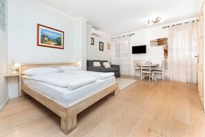 1 bedroom, in-room safe, individually decorated, individually furnished