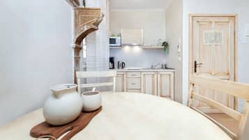 Studio Deluxe - 1 queensize-sÀng med bÀddsoffa | VÀrdeförvaringsskÄp pÄ rummet, individuell inredning och unika möbler
