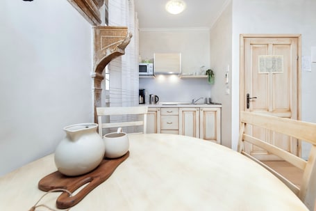 Deluxe Studio, 1 Queen Bed with Sofa bed | In-room safe, individually decorated, individually furnished