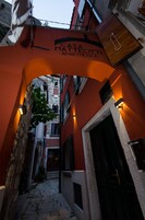 Fachada da propriedade à noite