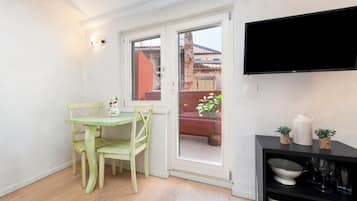 Comfort-studio, parveke | Oleskelualue | Taulutelevisio