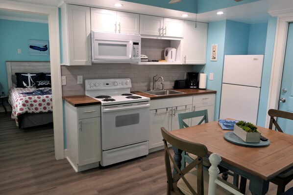 Coffee/tea maker, fridge, microwave, oven - Book now and save: great deals for your next getaway! (Fort Myers)