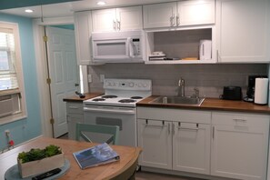 Fridge, microwave, oven, stovetop - Apartment Flamingo in Fort Myers/Villa Barra (Fort Myers)