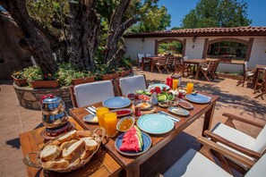 Dagelijks continentaal ontbijt (TRY 250 per persoon)