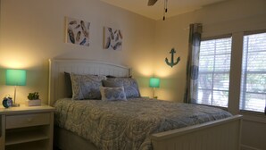A bedroom with a bed, nightstands, lamps, and artwork on the walls. - Sun, beach, and great savings: huge discounts on holiday destinations! (Fort Myers)