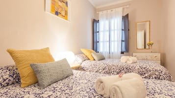 2 slaapkamers, een strijkplank/strijkijzer, internet, beddengoed