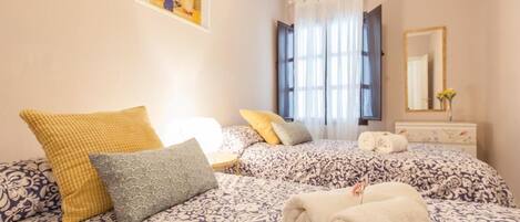 2 slaapkamers, een strijkplank/strijkijzer, internet, beddengoed