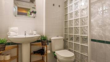 Een douche, een haardroger, handdoeken