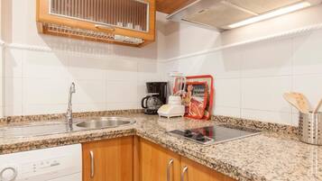 Réfrigérateur, micro-ondes, cafetiÚre/bouilloire, grille-pain