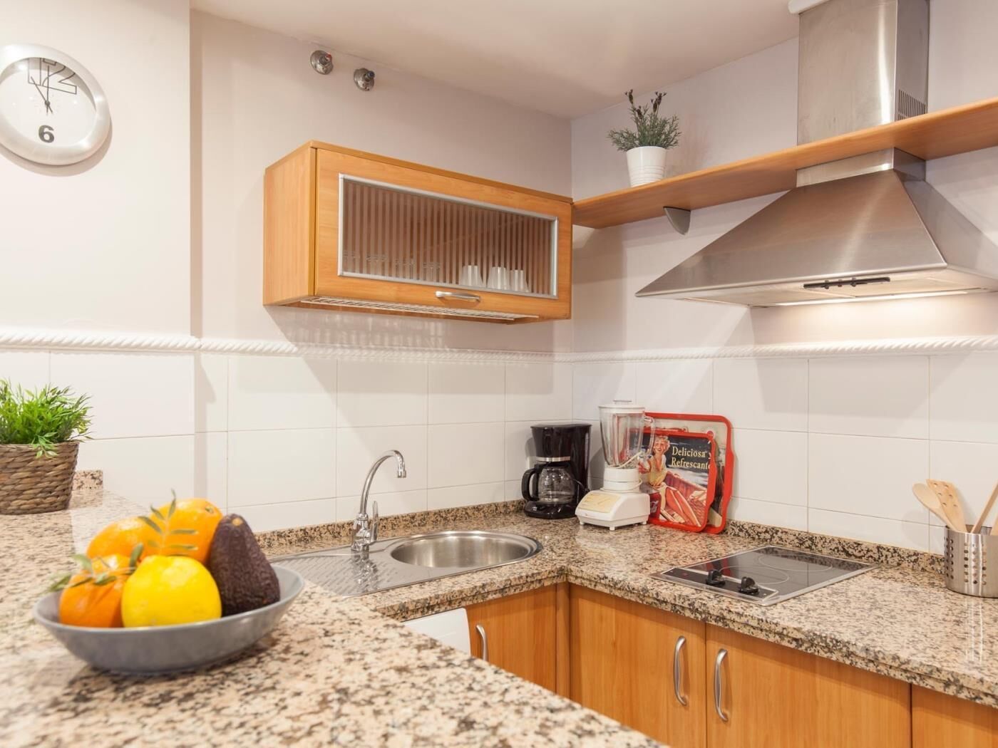 Réfrigérateur, micro-ondes, cafetière/bouilloire, grille-pain