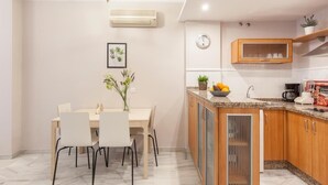 A modern kitchen with a dining area. - Elegant 2 BR in the heart of Seville.A / C / WIFI AV (SEVILLA)