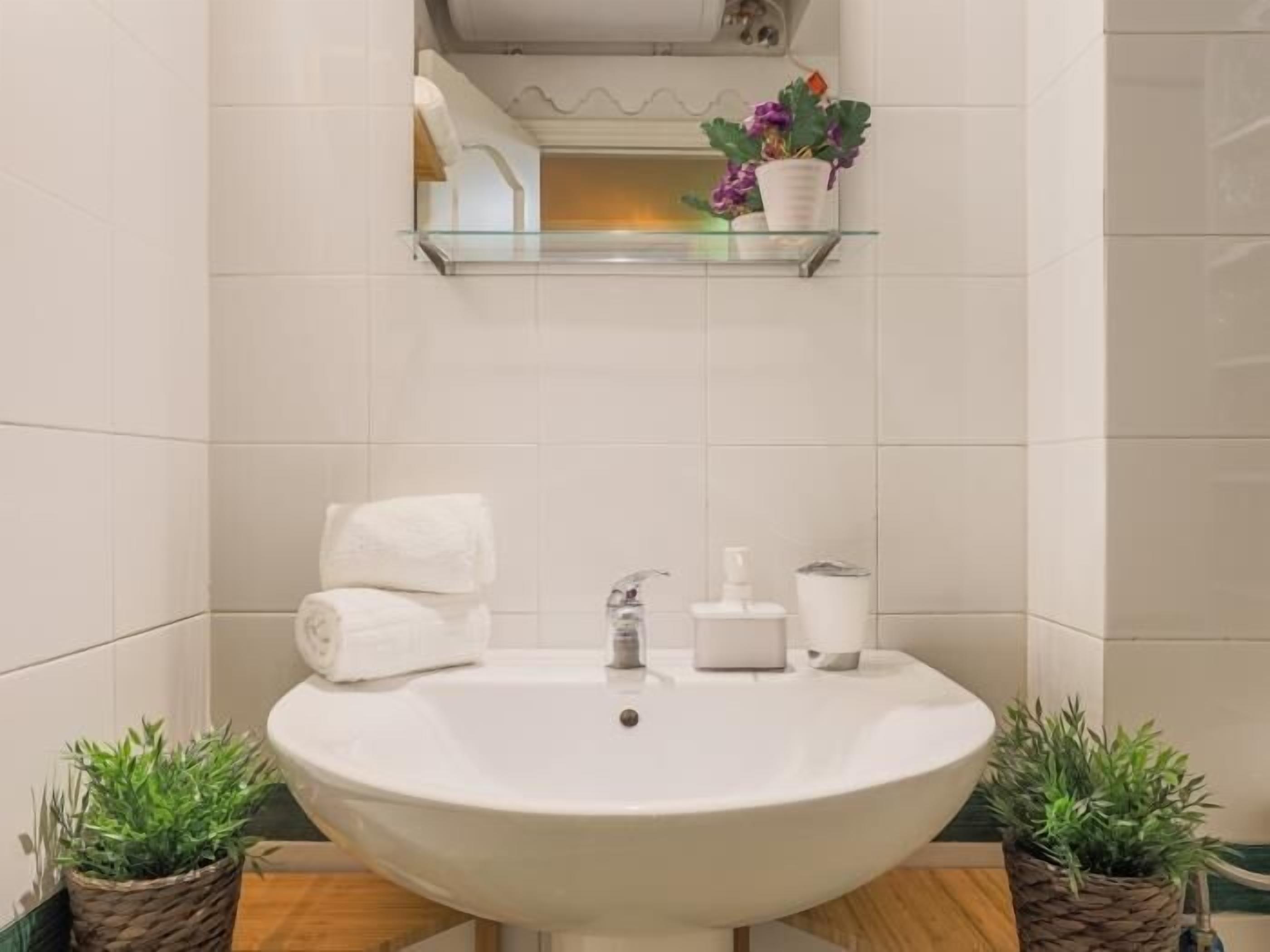 Regadera, secadora de cabello, toallas 