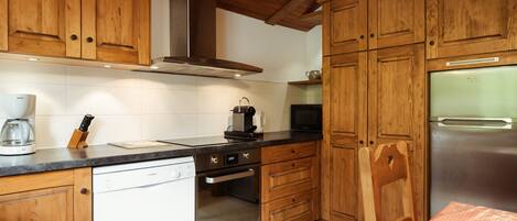 Réfrigérateur, micro-ondes, lave-vaisselle, cafetière/bouilloire