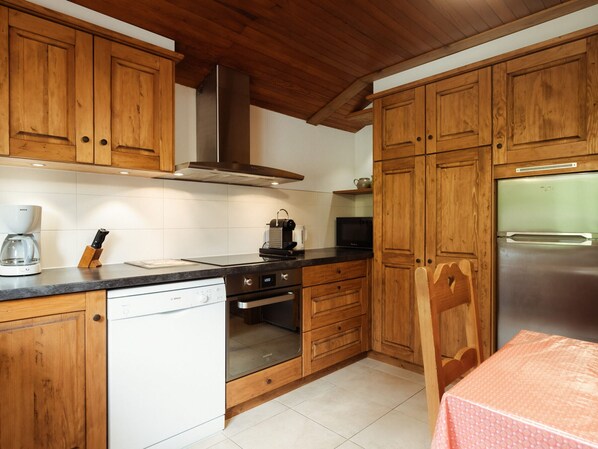 Køleskab, mikrobølgeovn, opvaskemaskine, kaffe-/temaskine