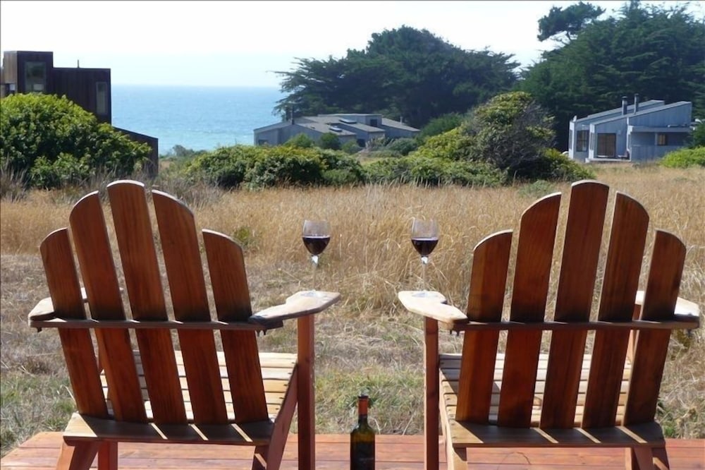 West Meadow. Walk to 2 Beaches, Rec Center, Bluff Trail and the Lodge. Hot Tub.