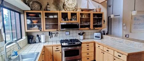 Geladeira, micro-ondas, fogão, cooktop