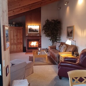 Smart TV, fireplace, DVD player, books - Stunning Skydeck. Hot Tub. Walk to 2 Beaches, Rec Center, Bluff Trail and Lodge. (Sea Ranch)