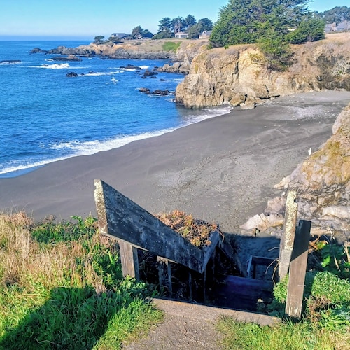 Stunning Skydeck. Hot Tub. Walk to 2 Beaches, Rec Center, Bluff Trail and Lodge.