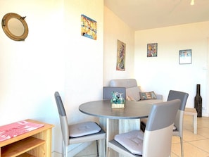 Dining - Studio in Lavandou with Terrace and Sea View (Le Lavandou)