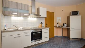 Apartemen, kamar mandi pribadi, pemandangan kebun | Dapur pribadi | Kursi makan untuk bayi