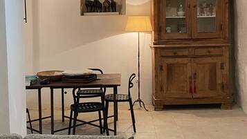 Fernseher, Kamin, Bücher, Stereoanlage