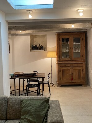 TV, lareira, livros, aparelho de som