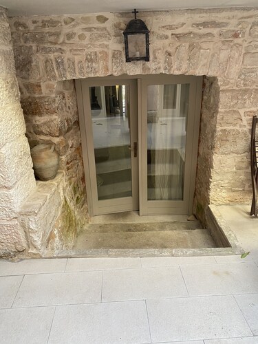 Maison de ville  , 5  chambres, 12 personnes, 1 patio, 2 terrasses, 3 niveaux