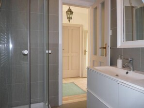 Badewanne, Haartrockner, Handtücher, Seife