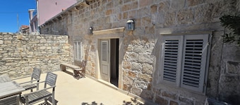 Maison de ville  , 5  chambres, 12 personnes, 1 patio, 2 terrasses, 3 niveaux