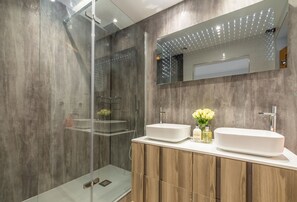 Combined shower/tub, hair dryer, towels