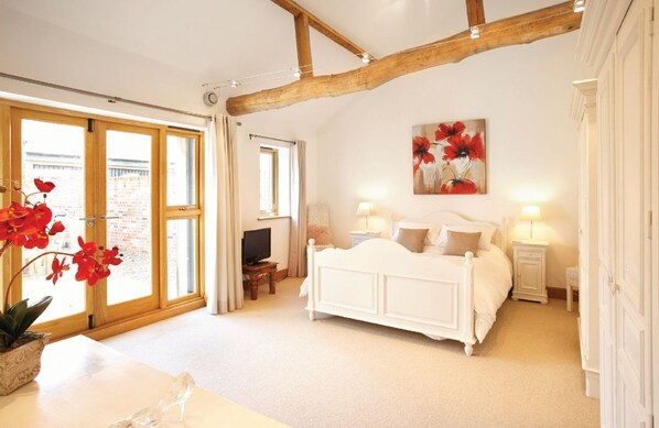 4 bedrooms, iron/ironing board, free WiFi, bed sheets