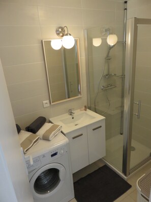 Douche, serviettes fournies, papier toilette